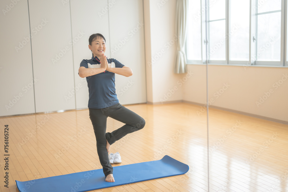 Fototapeta premium ヨガポーズを中高年女性