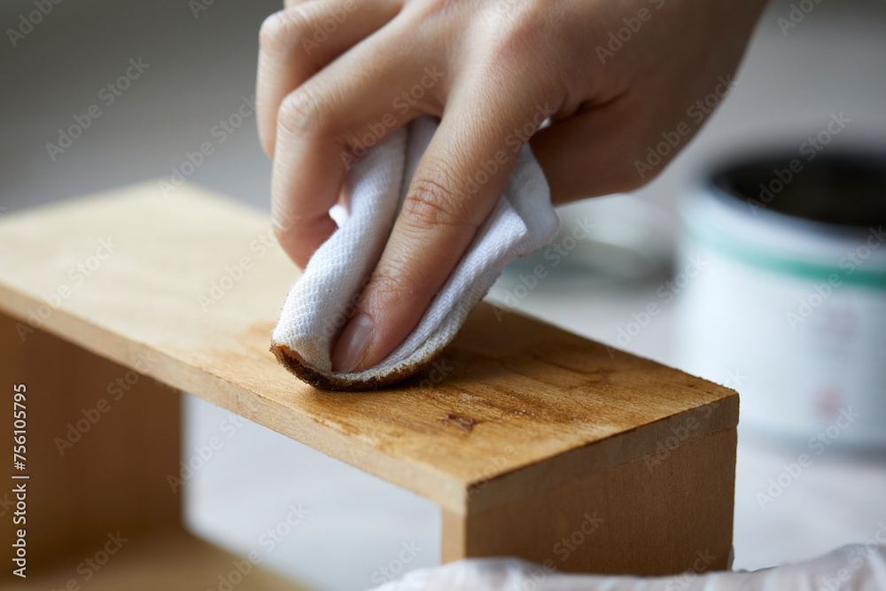 手作りの棚を塗装する女性の手元 手作りの棚を塗装する女性の手元