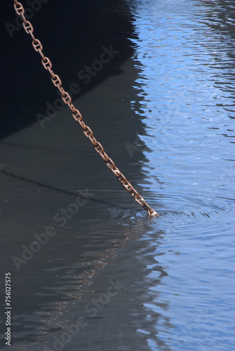 Barcos,cadenas,anclas,agua mar y oceanos todo para navegar. photo