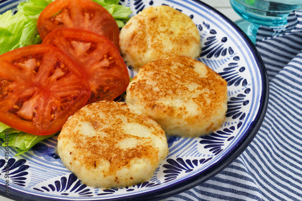 メキシコの四旬節(クアレスマ)の料理 トルティータ・デ・パパ コピースペースあり
Cuaresma Cuisine from Mexico - Tortita de papa with copy space
メキシコの四旬節(クアレスマ)の料理 トルティータ・デ・パパ コピースペースあり
Cuaresma Cuisine from Mexico - Tortita de papa with copy space