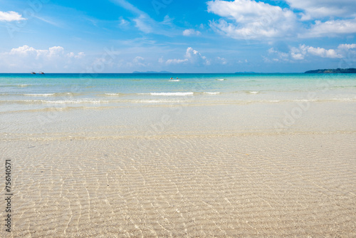 Fototapeta Naklejka Na Ścianę i Meble -  Clear water at the beach on a tropical island,Crystal clear turquoise water under a blue sky