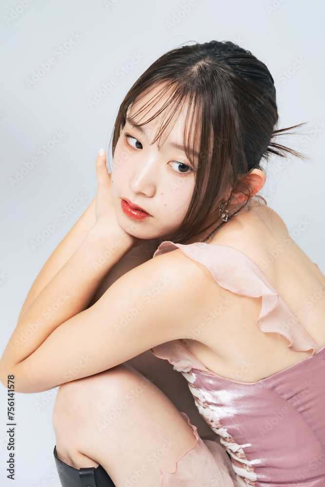 Fototapeta premium おしゃれなヘアメイクの女性のファッションポートレート