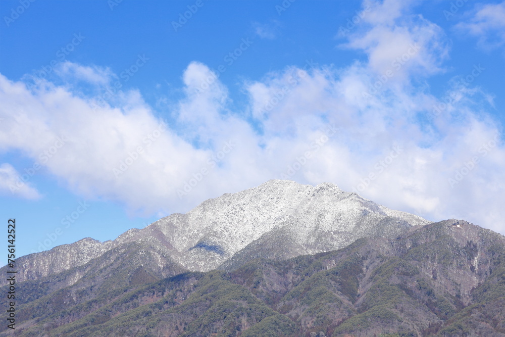 うっすらと雪化粧した長野県飯田市の風越山（かざこしやま）