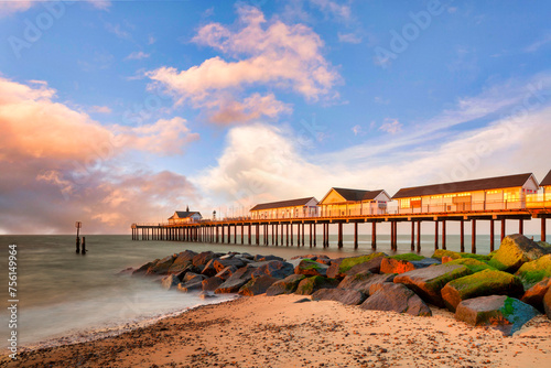 Tableau sur toile Southwold - the pier at sunrise, Suffolk, UK