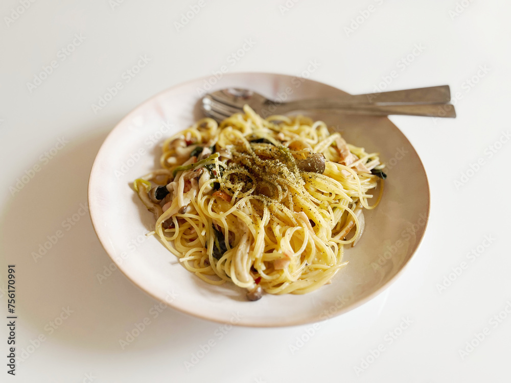 Pasta with shimeji mushrooms and bacon