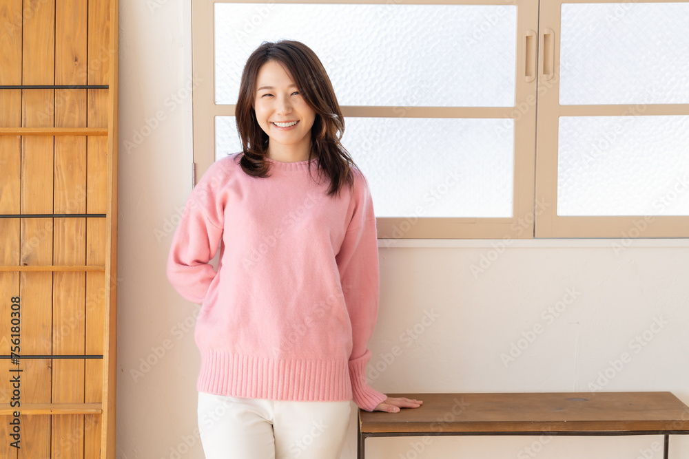 部屋でリラックスする若い女性 部屋でリラックスする若い女性