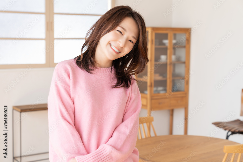部屋でリラックスする若い女性 部屋でリラックスする若い女性