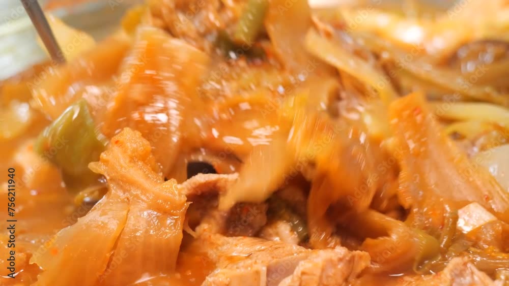 보글보글 끓은 묵은지 갈비전골의 김치와 돼지갈비를 국자로 접시에 담는 모습 보글보글 끓은 묵은지 갈비전골의 김치와 돼지갈비를 국자로 접시에 담는 모습