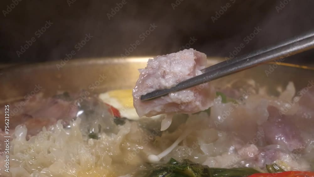 보글보글 끓고있는 어복쟁반의 스지와 양을 젓가락으로 들어올린 모습