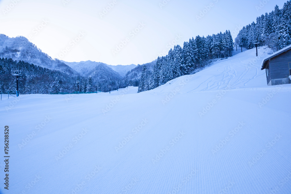 早朝の氷ノ山スキー場の風景 鳥取県 若桜町