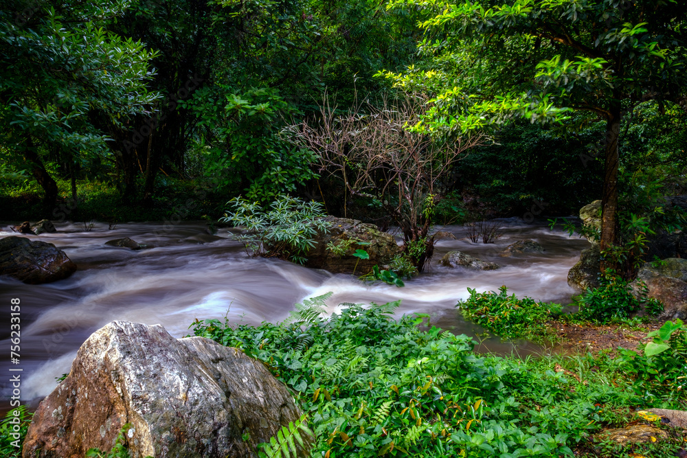 Obraz premium Khlong Nam Lai Waterfall