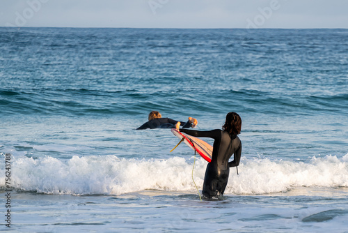 Mit dem Surfbrett in die Wellen an der Küste von St. Ives