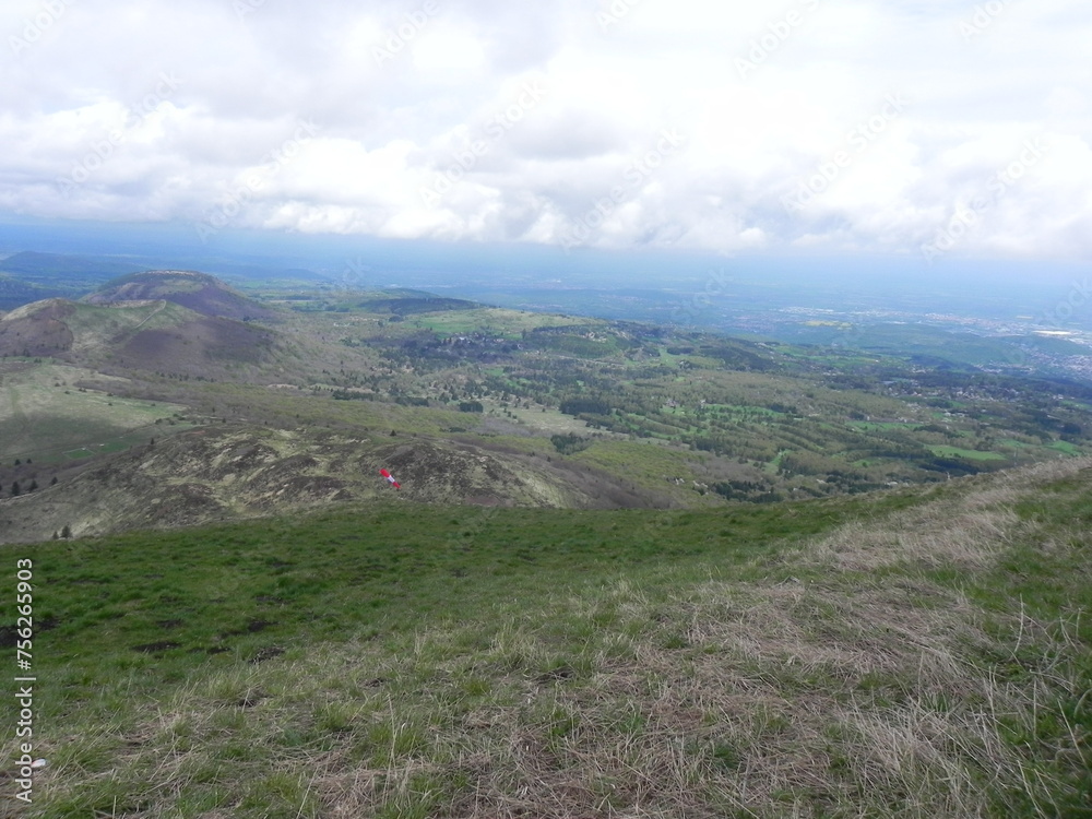 Naklejka premium Paysage naturel de volcans et montagnes d'Auvergne 