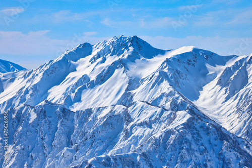 冠雪の北アルプスの立山 © Taka Mountain