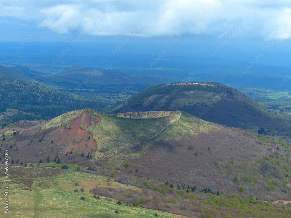 Fototapeta premium Paysage naturel de volcans et montagnes d'Auvergne