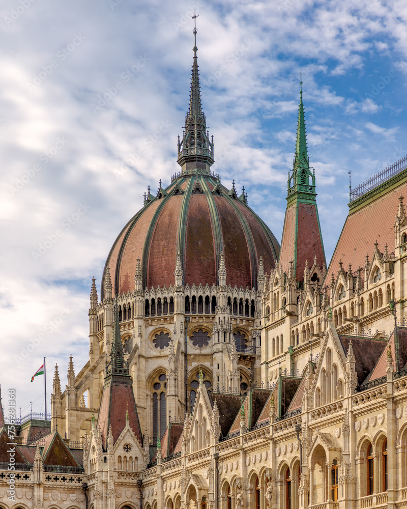 Obraz premium Majestic Hungarian Parliament Building in Budapest.