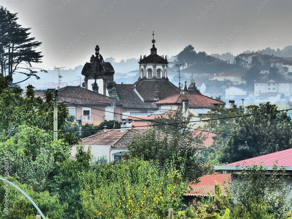 Fototapeta premium Paysage avec une église et des petites maisons