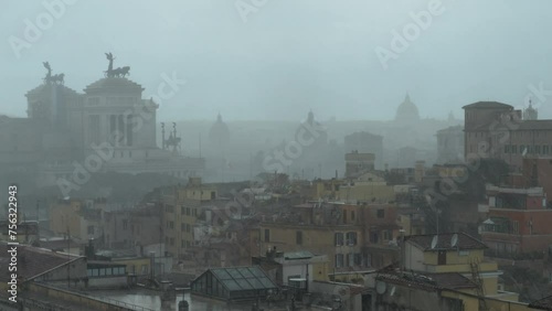 le cupole di Roma e l'altare della Patria sotto una fitta pioggia battente.
Giornata invernale sotto la piaggia.  photo
