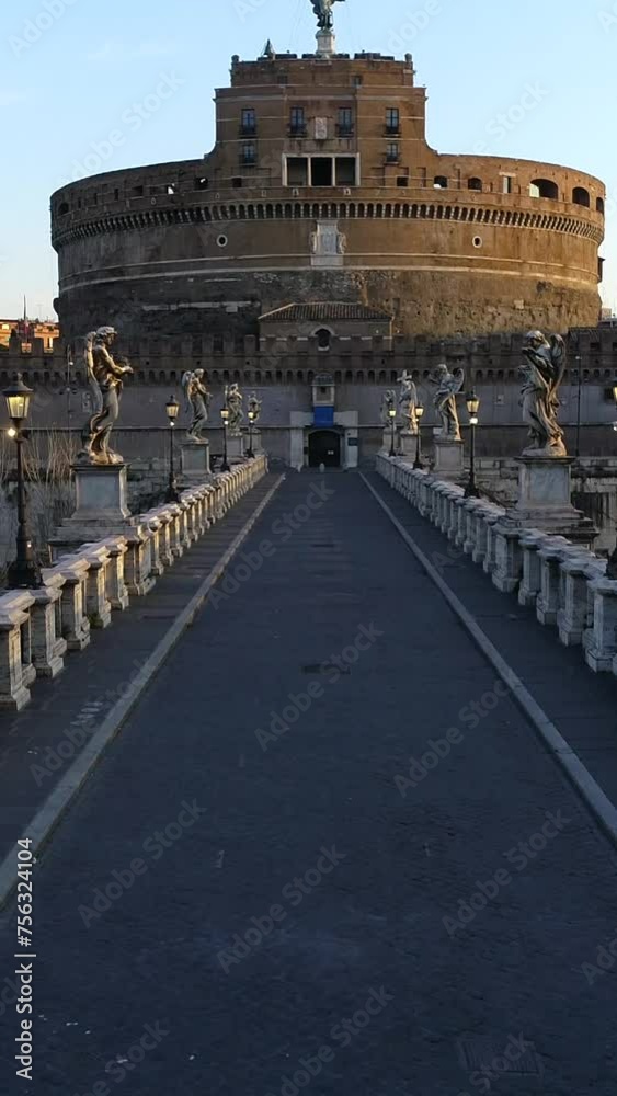 Castel Sant'Angelo a Roma, Italia, Vista aerea panoramica dall'alto nel formato verticale, reel, drone. Verticale