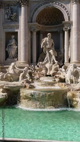 Fontana di Trevi, meta turistica di Roma, Italia.Primo piano della fontana più famosa e visitata dai turisti. Verticale photo