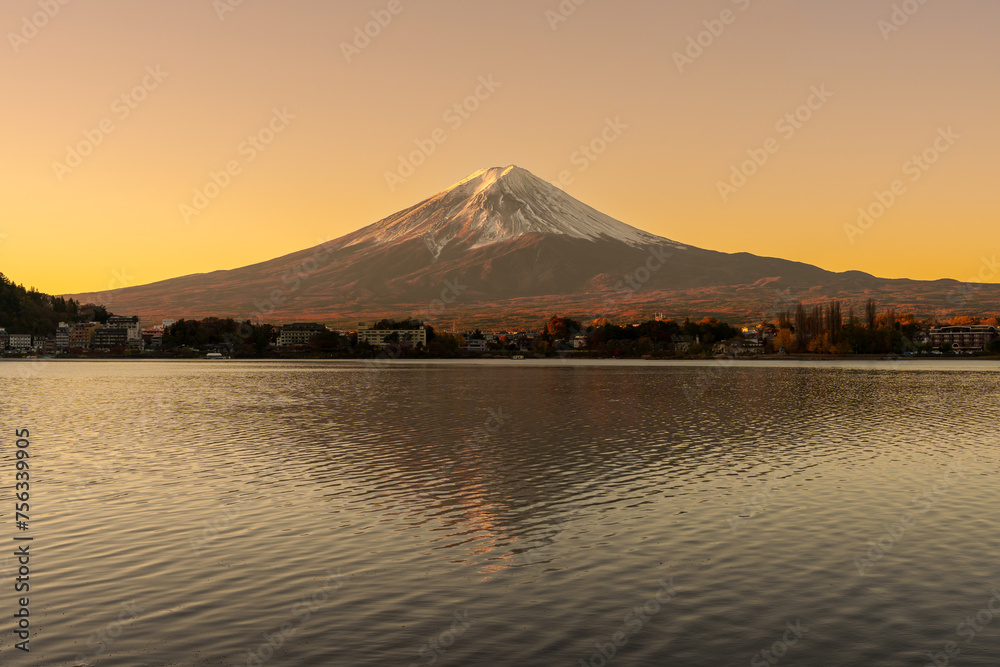 Fototapeta premium Mount Fuji at Lake Kawaguchi in the morning sunrise. Mt Fujisan in Fujikawaguchiko, Yamanashi, Japan. Landmark for tourists attraction. Japan Travel, Destination, Vacation and Mount Fuji Day concept