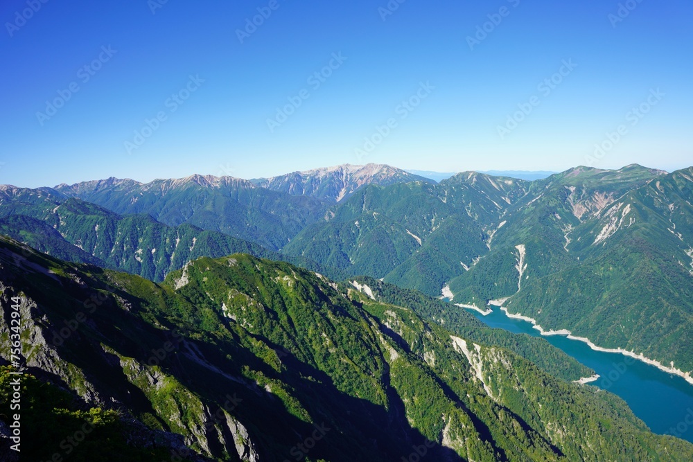 北アルプス　スバリ岳から望む青い黒部湖と水晶岳、赤牛岳、薬師岳、五色ヶ原