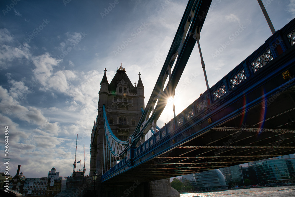 Fototapeta premium Schloßbrücke im Schatten der Sonne