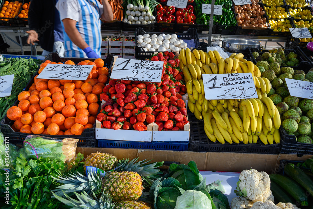 Obraz premium Strawberries on a market counter in a Spanish town.