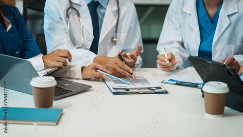 Tableau sur toile A diverse group of healthcare professionals, including doctors, nurses, and spec