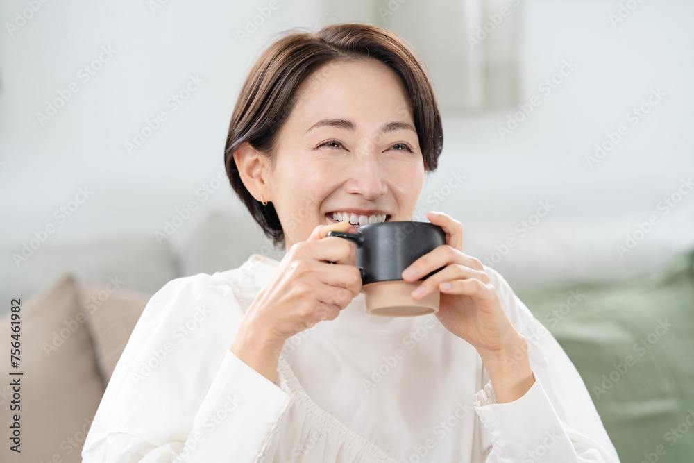 コーヒーを飲む女性 コーヒーを飲む女性