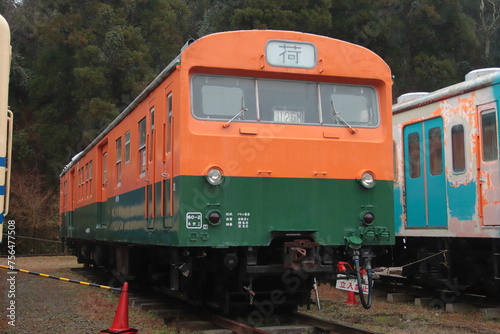 美しい姿によみがえった千葉県ポッポの丘に保存される国鉄クモニ83形電車