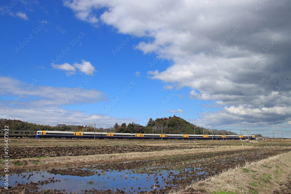 快晴の総武本線を疾走する255系特急しおさい_2024/2/26撮影