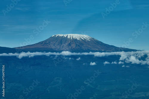 Der Kilimandscharo ist mit einer H  he von 5.895 Metern der h  chste Berg Afrikas