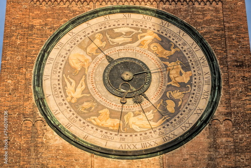 Obraz na płótnie cremona, italien - sonnenuhr am torrazzo vom dom w salonie