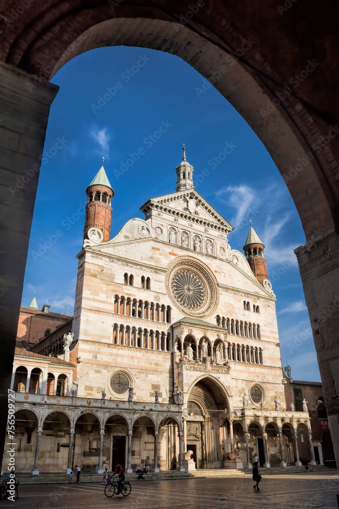 cremona, italien - torbogen am palazzo del comune mit blick auf den dom