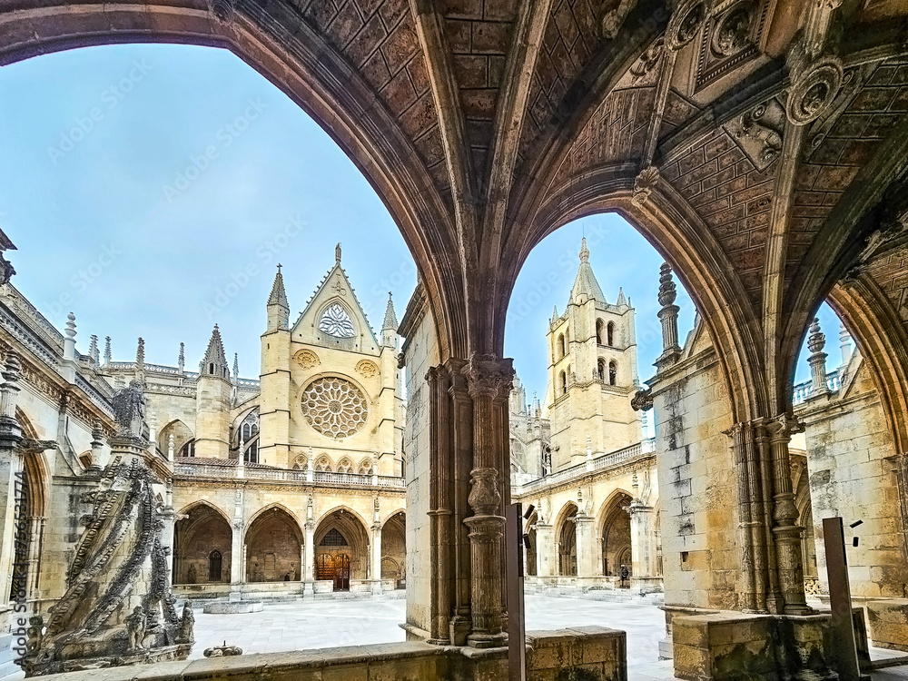 Gothic cloister of the cathedral of León - obrazy, fototapety, plakaty 