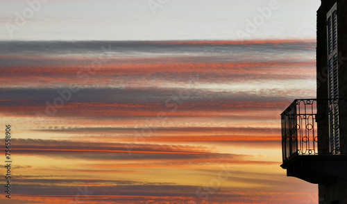 Balcone affacciato su di uno strepitoso tramonto di nuvole colorate sopra le montagne dell’Appennino photo