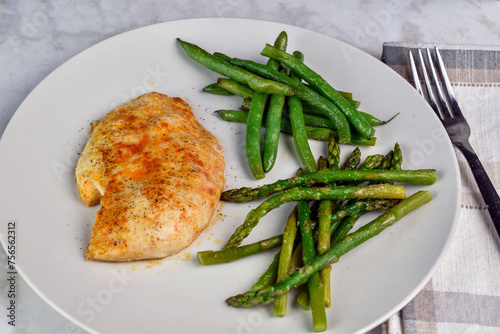 seasoned chicken  breast  with green beans and asparagus
