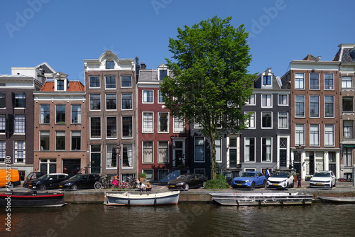 Historische Häuserzeile und Straßenszene Amsterdam