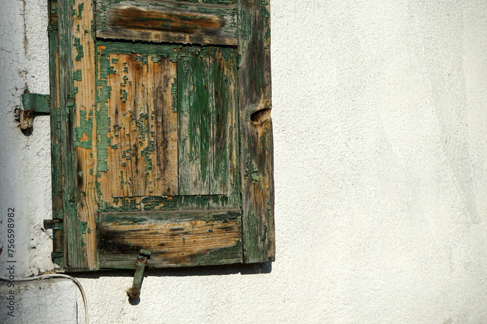Obraz na plátně Alter Fensterladen aus Holz mit abblätternder Farbe in Grün eines Altbau in eine