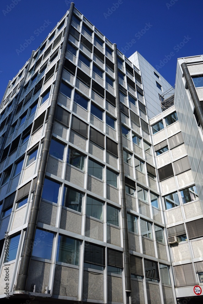 Modernes Bürogebäude mit verschachtelter Fassade vor blauem Himmel im Sonnenschein an der Walter-Kolb-Straße und der Schulstraße im Stadtteil Sachsenhausen in Frankfurt am Main in Hessen