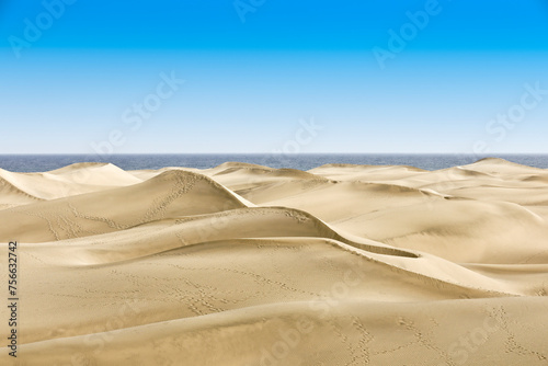 Dünen aus Sand am Meer mit schönen Formen und Strukturen