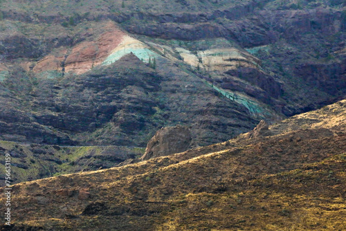 Faszinierendes Farbspiel der Mineralien im Tuffgestein in den vulkanischen Bergen