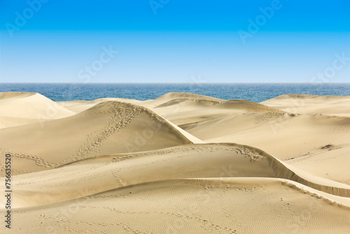 Dünen aus Sand am Meer mit schönen Formen und Strukturen