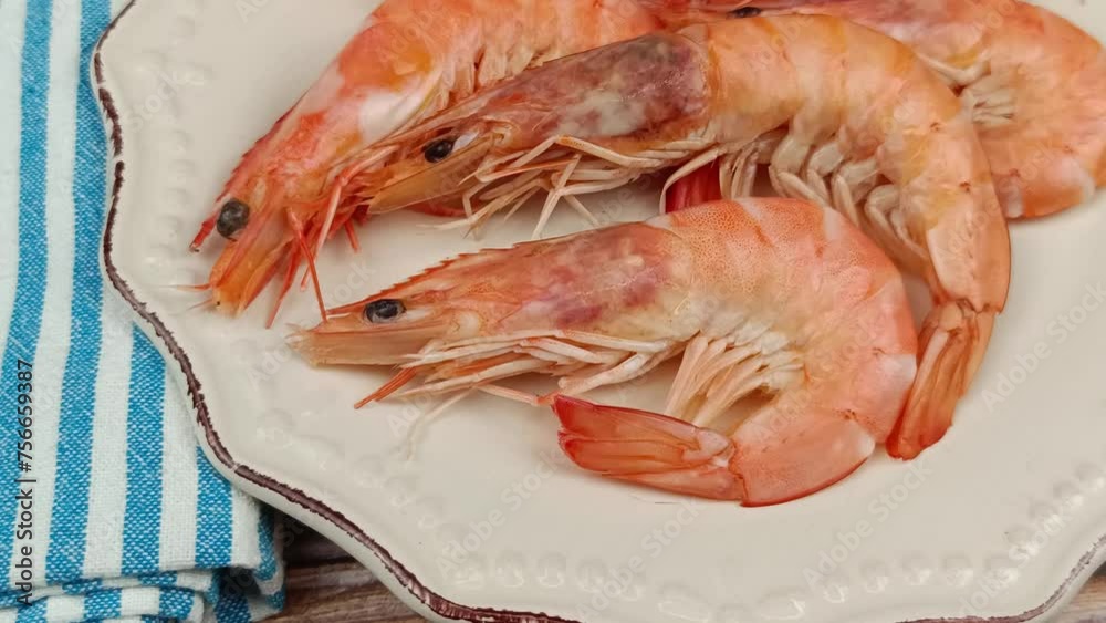 plusieurs crevettes roses dans une assiette, en gros plan plusieurs crevettes roses dans une assiette, en gros plan