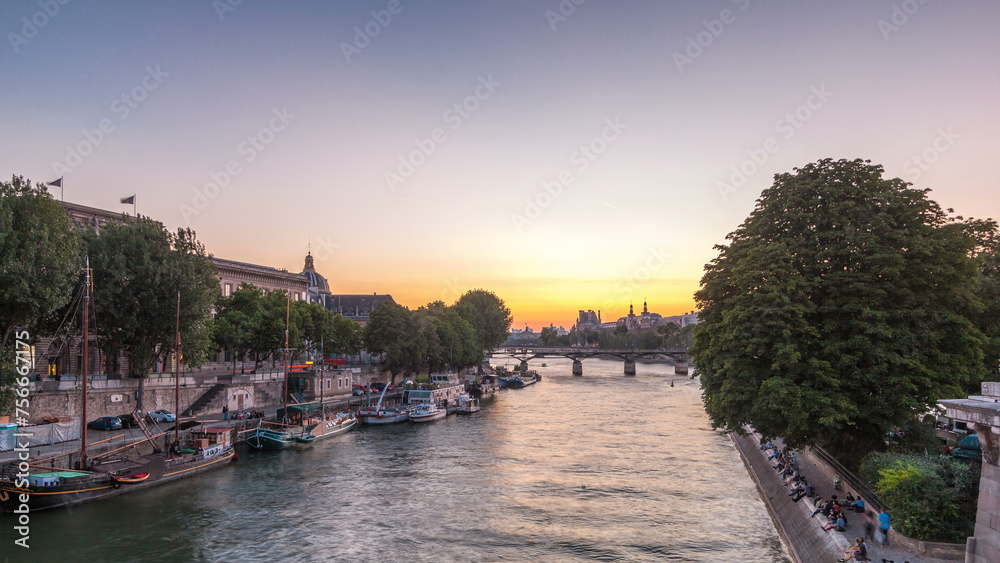 Obraz premium View to Pont des Arts in Paris after sunset day to night timelapse, France