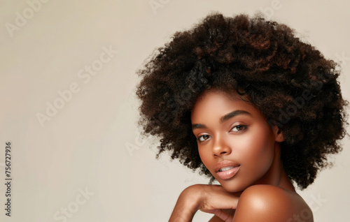Black Woman with Big Afro Hair, Beautiful and Shiny Skin © Rafael