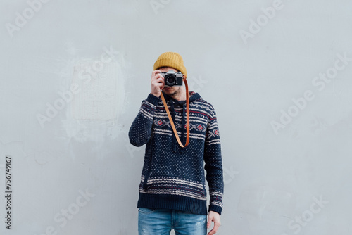 Mann Fotografie mit seiner Kamera