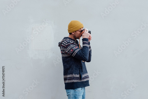 Mann Fotografie mit seiner Kamera