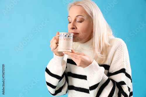 Mature woman drinking tea o...